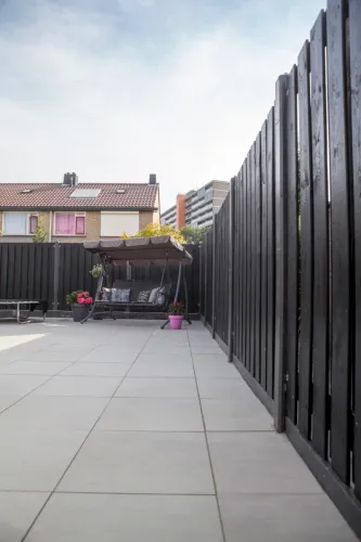 Tuinscherm Breukelen (19+2) Vuren Zwart gespoten 180x180cm-Beschermende basislaag