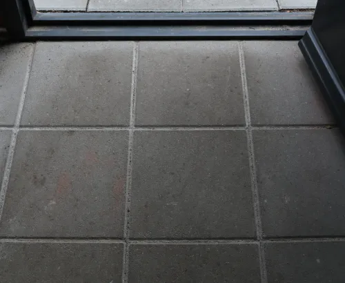 Tegel 30x30x6 facet KOMO grijs-Onderhoudsvriendelijk